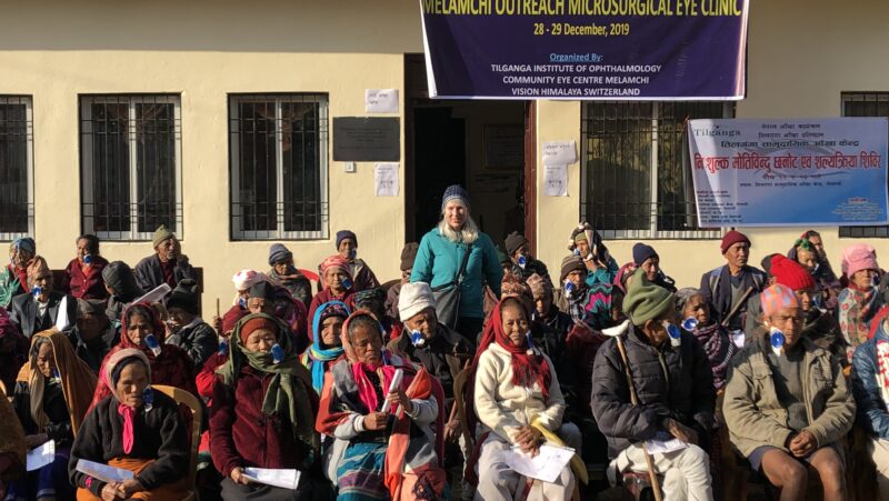 Karin Gross, Mit-Stifterin von Vision Himalaya und ihre Tochter Camilla berichten aus dem Augenzentrum Melamchi und aus Giranchaur, wo mit unserer Hilfe das Dorf wieder aufgebaut wird